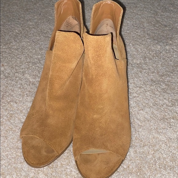 Tan and brown heels - Picture 2 of 4